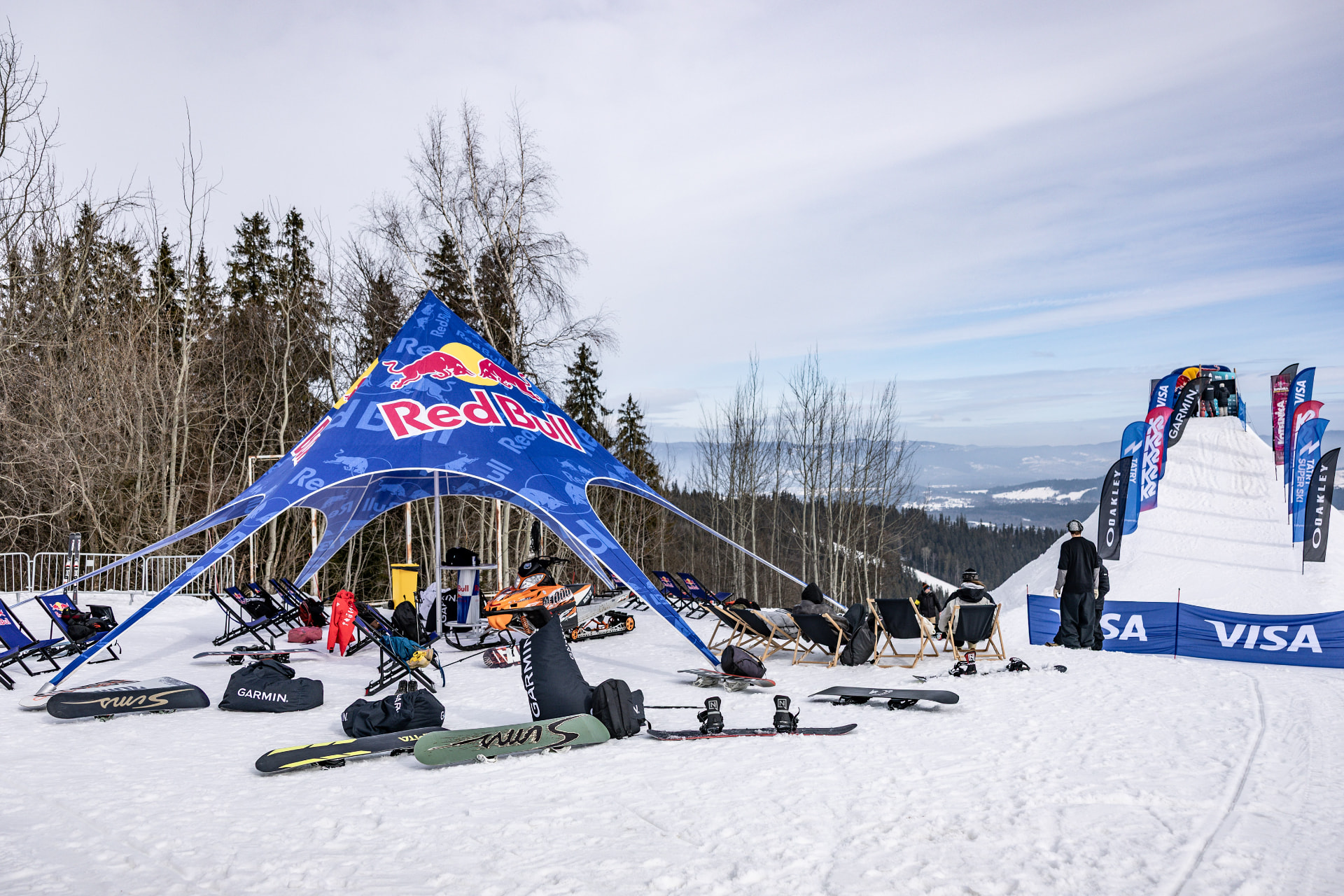 Kibice w leżakach pod namiotem obok skoczni Big Air