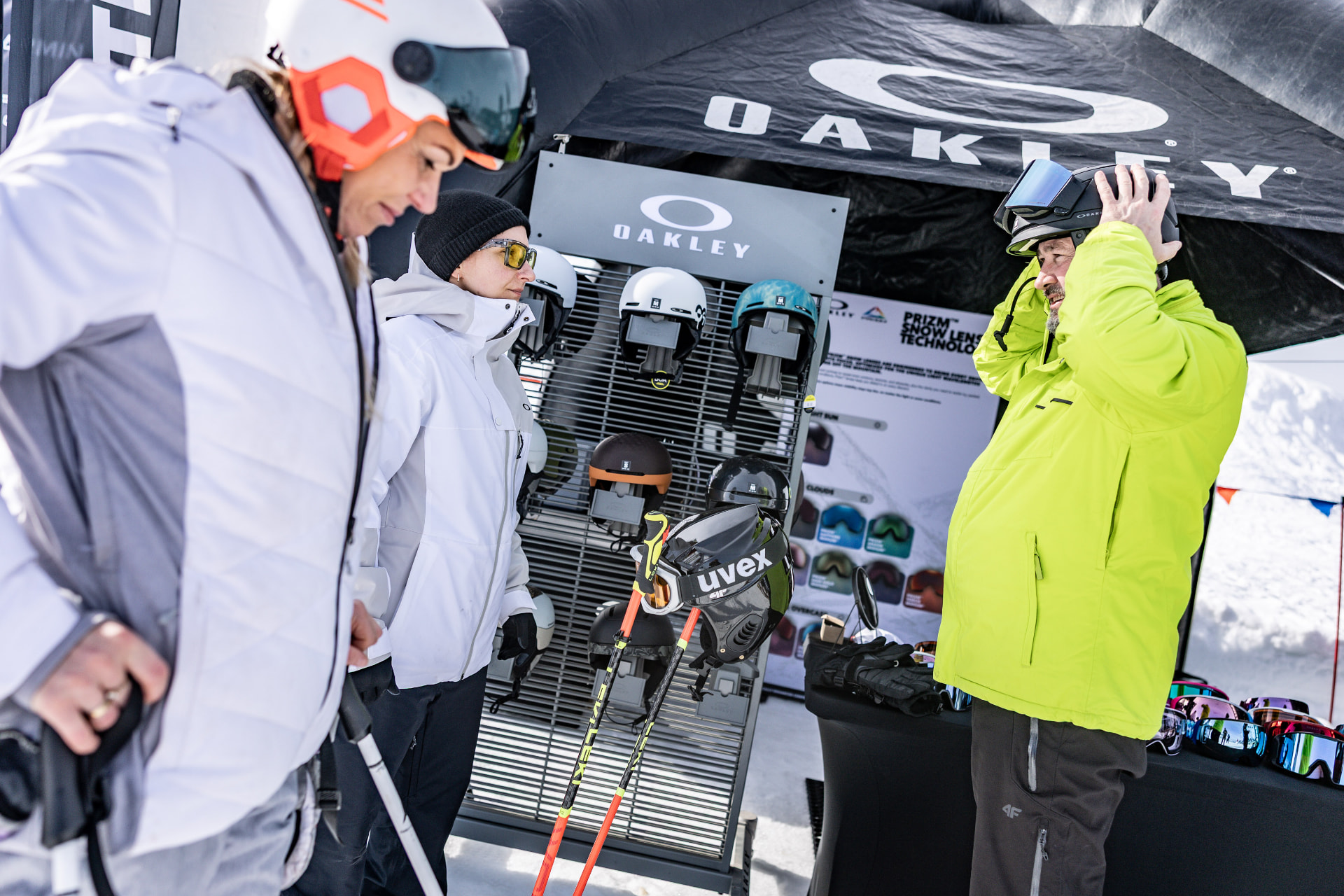 Przymierzanie sprzętu na stanowisku Oakley